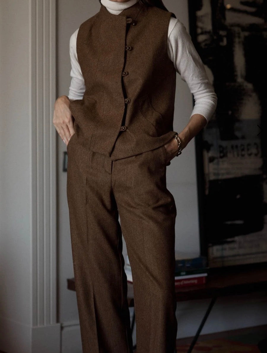 conjunto marrón chaleco y pantalón