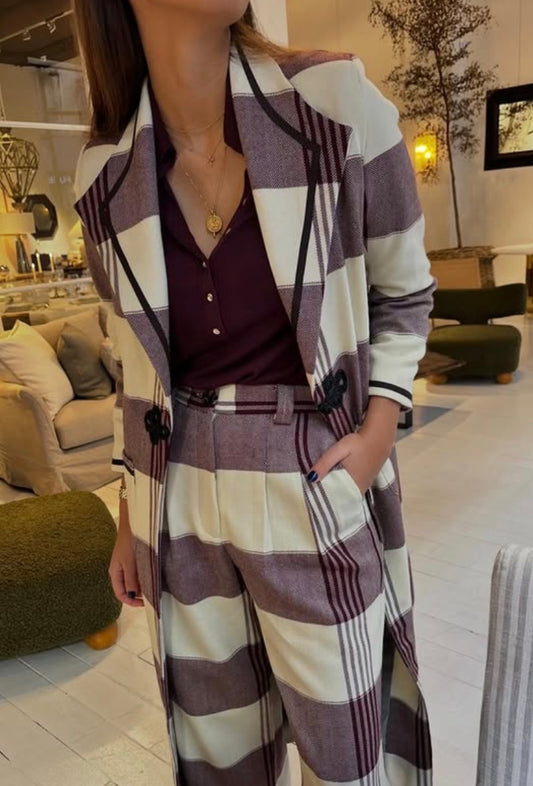 Abrigo blanco y burdeos