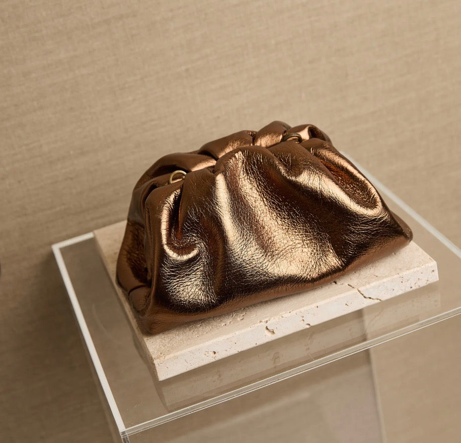 Bolso Cebú Mini de Noumad en metalizado oro viejo, clutch de Portico Concept