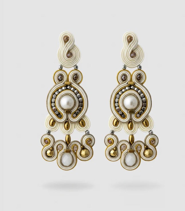Pendientes Royal Tartan Bone en tono hueso con perlas – Musula · PORTICO Concept, Turó Park Barcelona