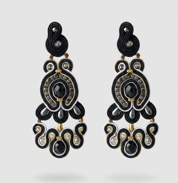 Pendientes Royal Tartan Ebony en negro azabache y dorado – Musula · PORTICO Concept, Turó Park Barcelona