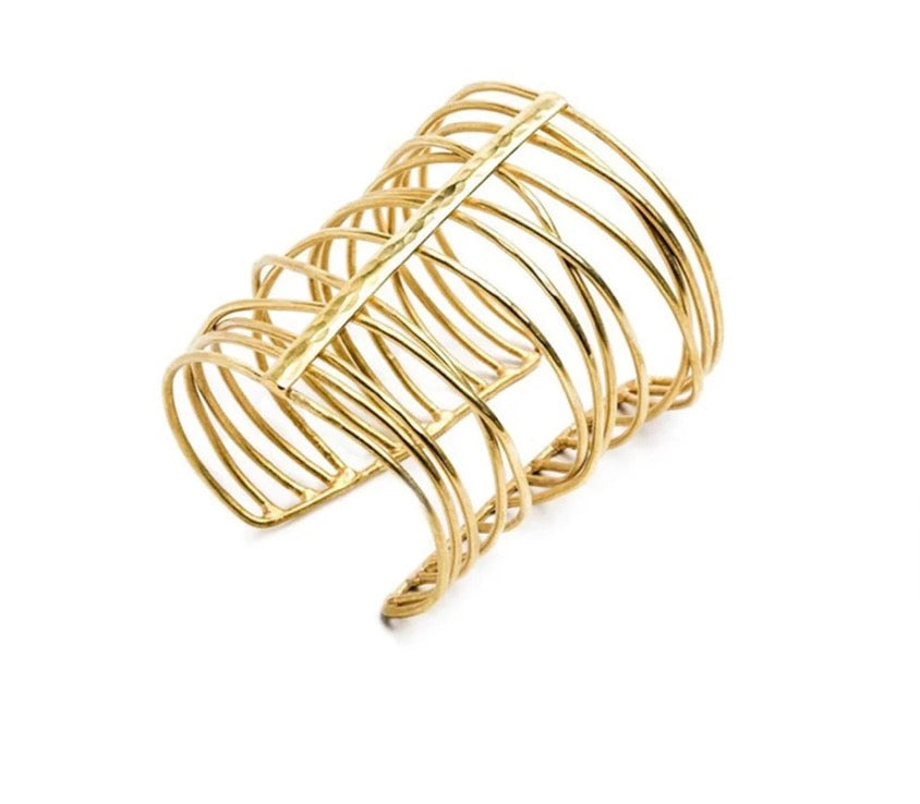 Brazalete Lineas en hilos de latón – Olga Prieto · PORTICO Concept, Turó Park Barcelona