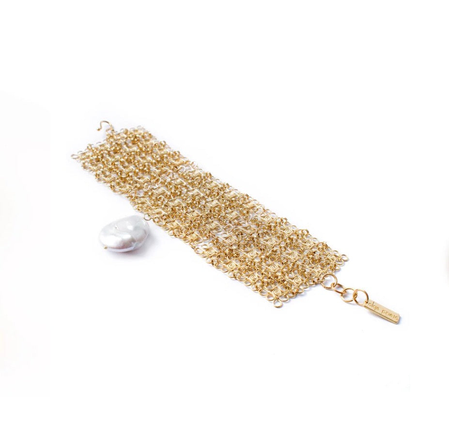 Pulsera Alma de malla de latón con perla – Olga Prieto · PORTICO Concept, Turó Park Barcelona