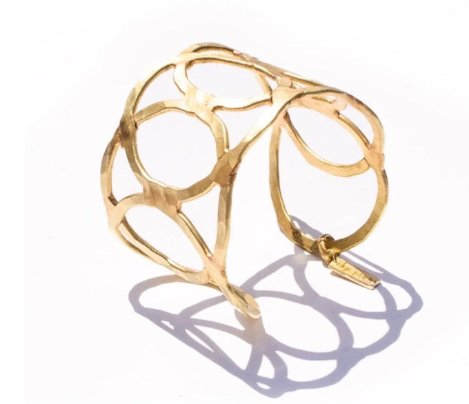 Brazalete Círculos Unidos en latón – Olga Prieto · PORTICO Concept, Turó Park Barcelona