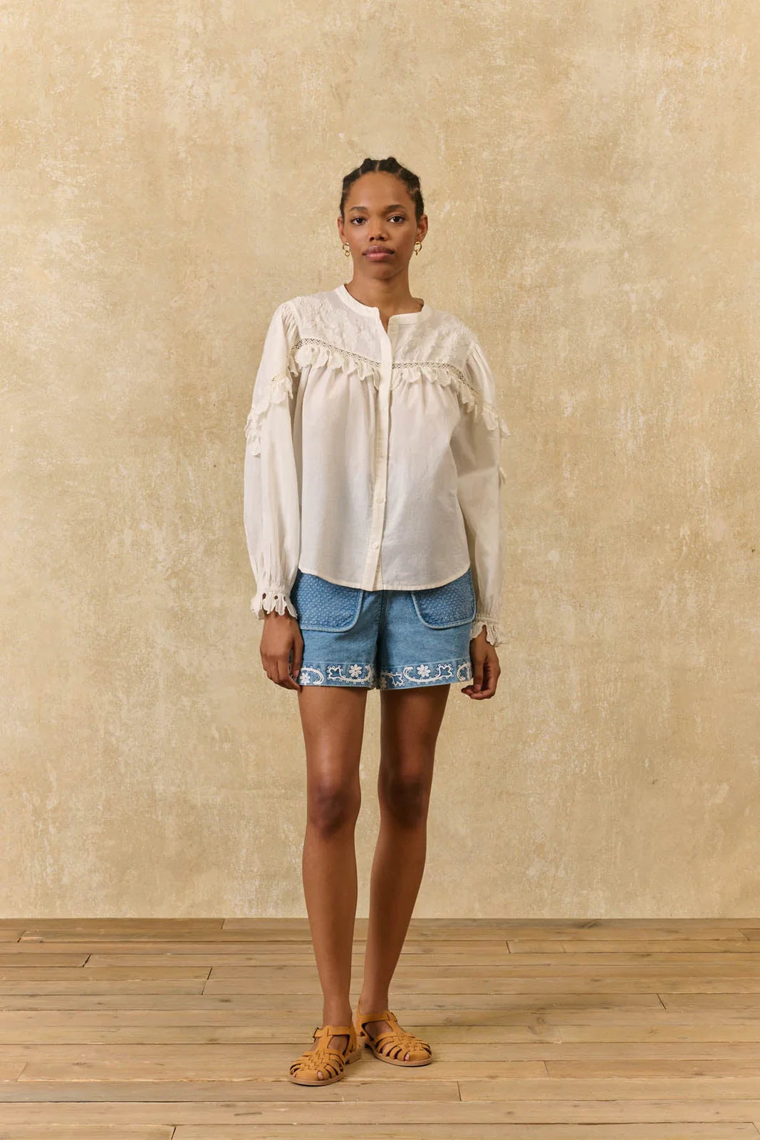 Camisa Noelianne, blusa blanca con canesú de volantes – Louise Misha · PORTICO Concept, Turó Park Barcelona
