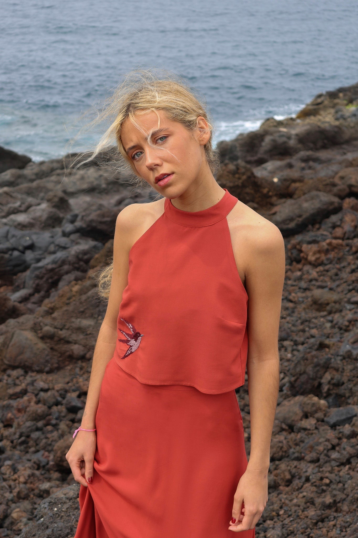 Top halter color teja con golondrina bordada – Copines · PORTICO Concept, Turó Park Barcelona