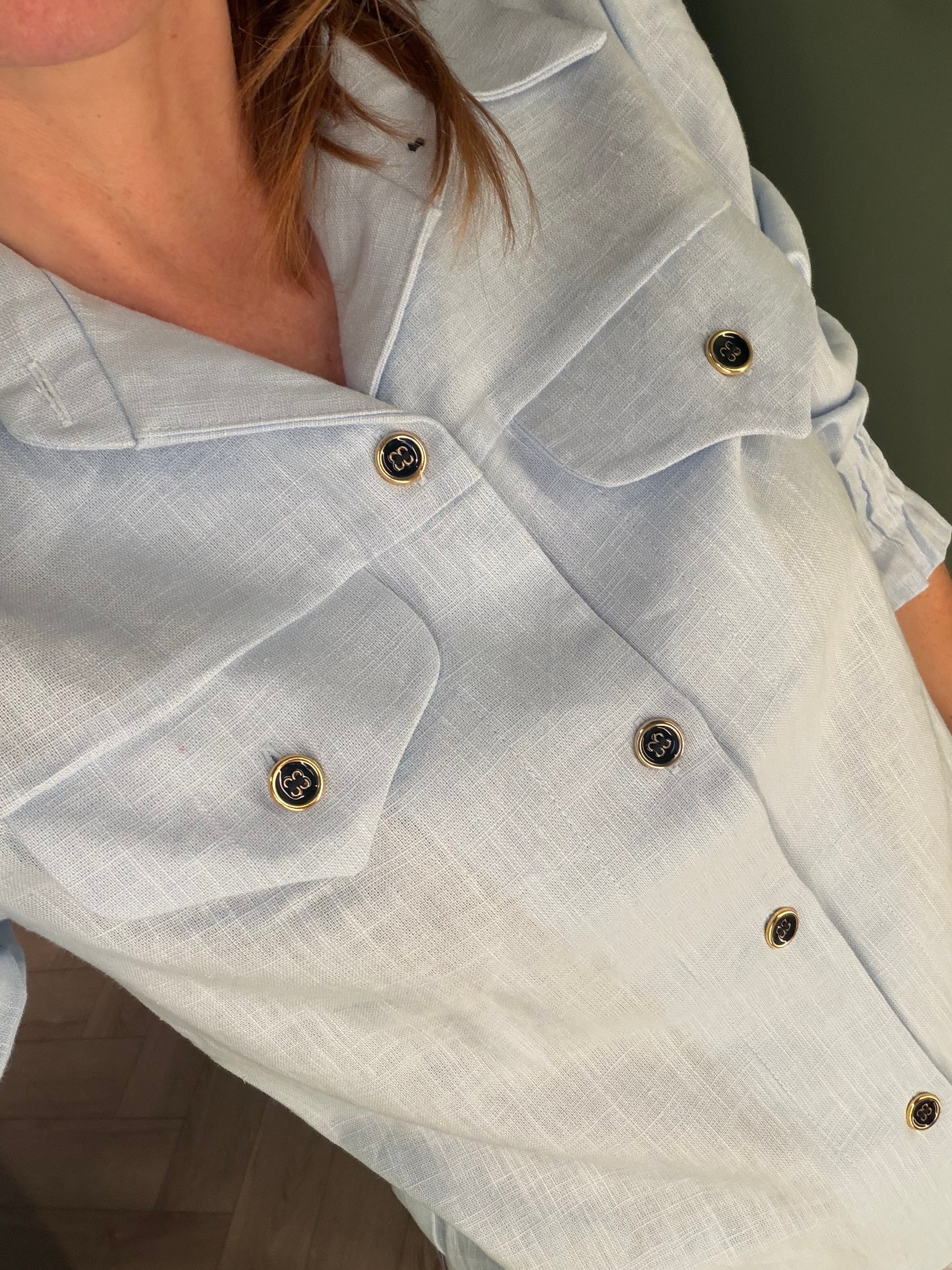 Camisa de lino azul claro con botones dorados – Pietra Madrid · PORTICO Concept, Turó Park Barcelona