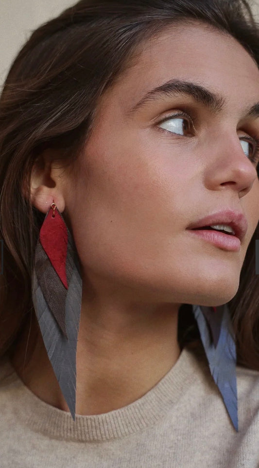 Pendientes pluma grande gris