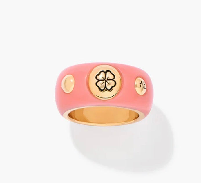 Anillo Dysie en baquelita rosa con motivos de trébol – Aurélie Bidermann · PORTICO Concept, Turó Park Barcelona