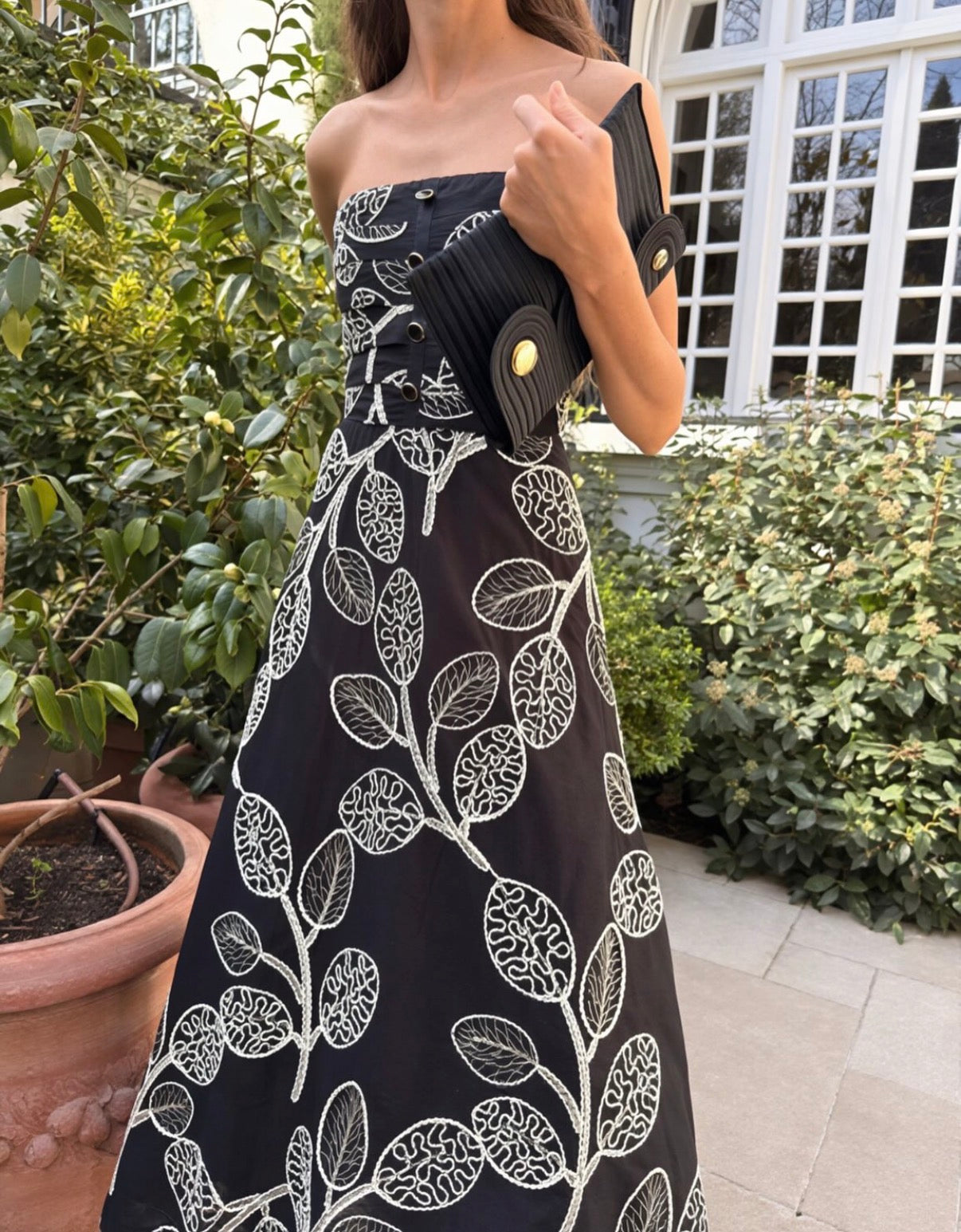 Vestido largo negro con bordado de hojas en crudo – Pietra Madrid · PORTICO Concept, Turó Park Barcelona