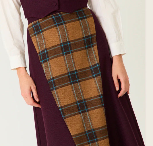 Falda circus brunette