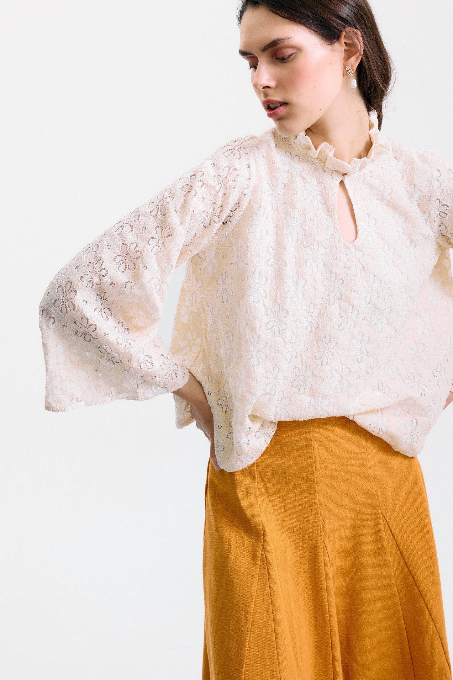 Blusa Meriggio Flores Bordadas Beige de IPA Brand · detalle 2