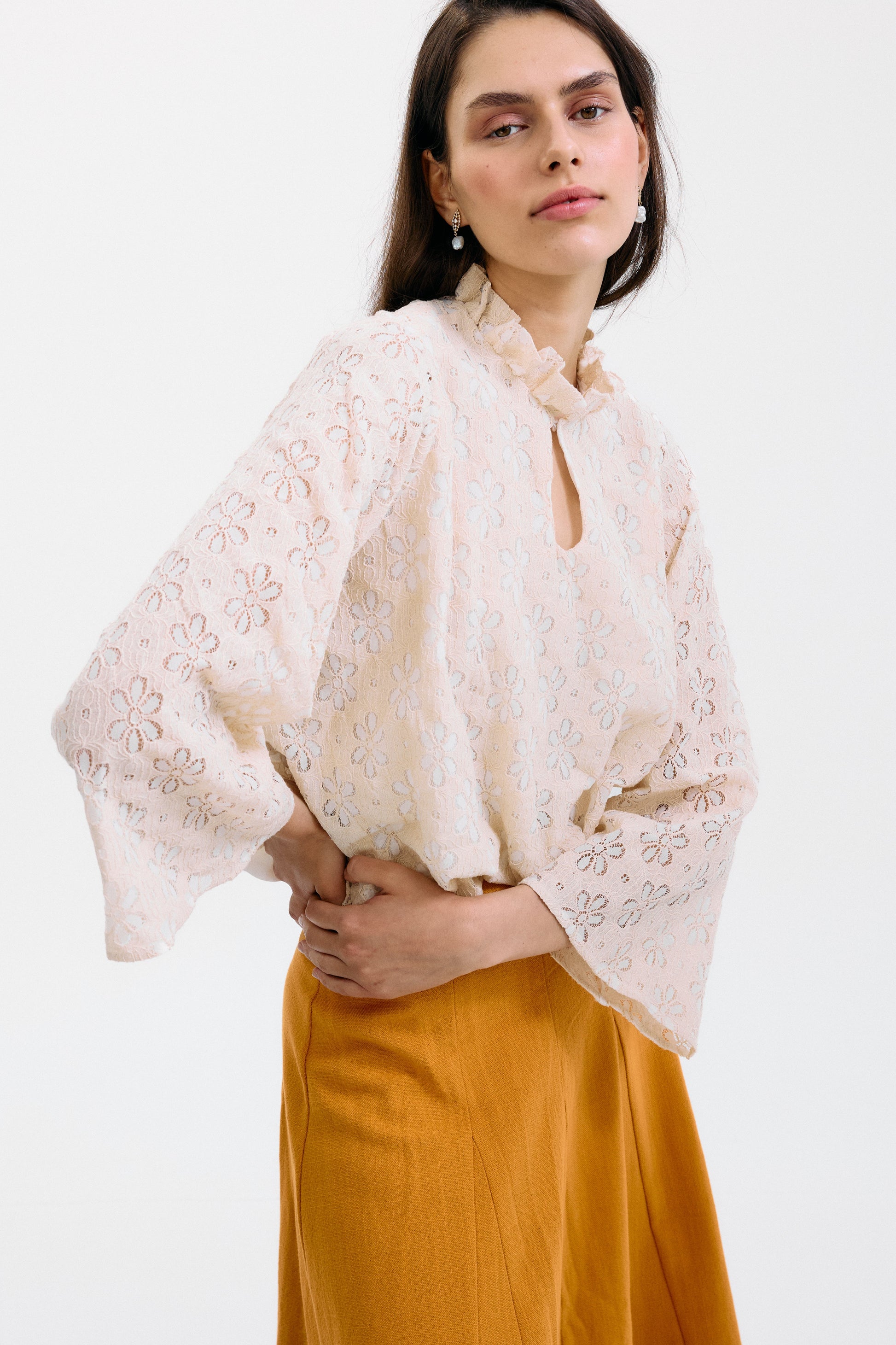 Blusa Meriggio Flores Bordadas Beige de IPA Brand · detalle 5