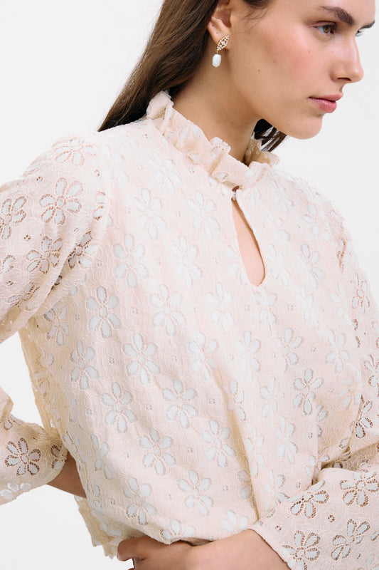 Blusa Meriggio Flores Bordadas Beige de IPA Brand · blusa beige de cuello alto con volante y flores bordadas, Made in Spain
