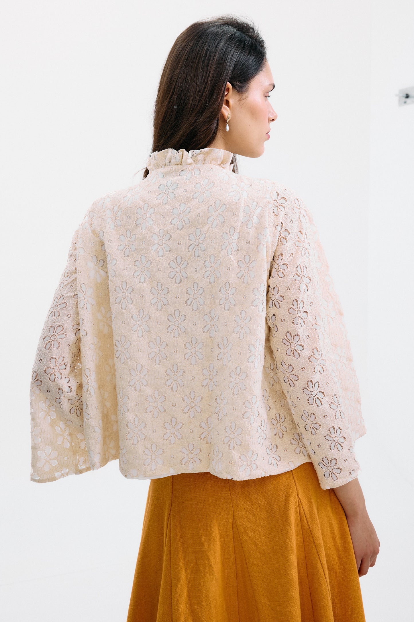 Blusa Meriggio Flores Bordadas Beige de IPA Brand · detalle 3