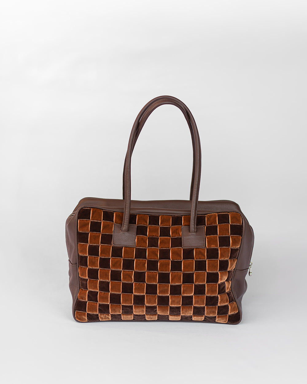 Bolso Inés Marrón de Velvet Atelier, vista frontal con terciopelo de cuadros