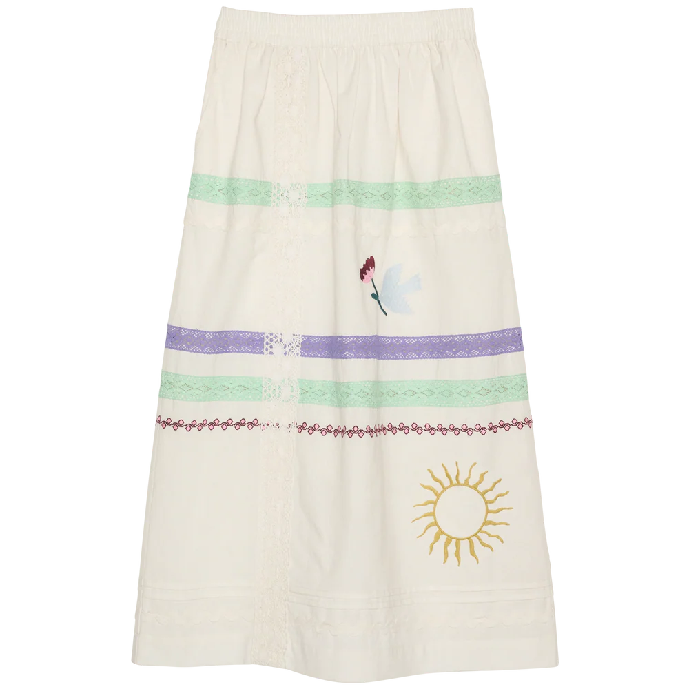 Falda midi blanca de algodón orgánico con cintas y bordados – Sissel Edelbo · PORTICO Concept, Turó Park Barcelona