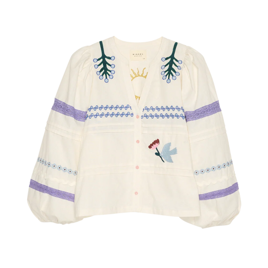 Blusa blanca de algodón orgánico con bordados y mangas abullonadas – Sissel Edelbo · PORTICO Concept, Turó Park Barcelona