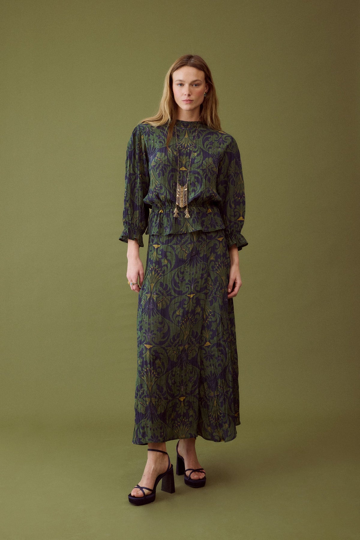 Blusa Belmonte de Josephine, caída de la viscosa y estampado art nouveau – PORTICO Concept, Turó Park Barcelona (vista 4)
