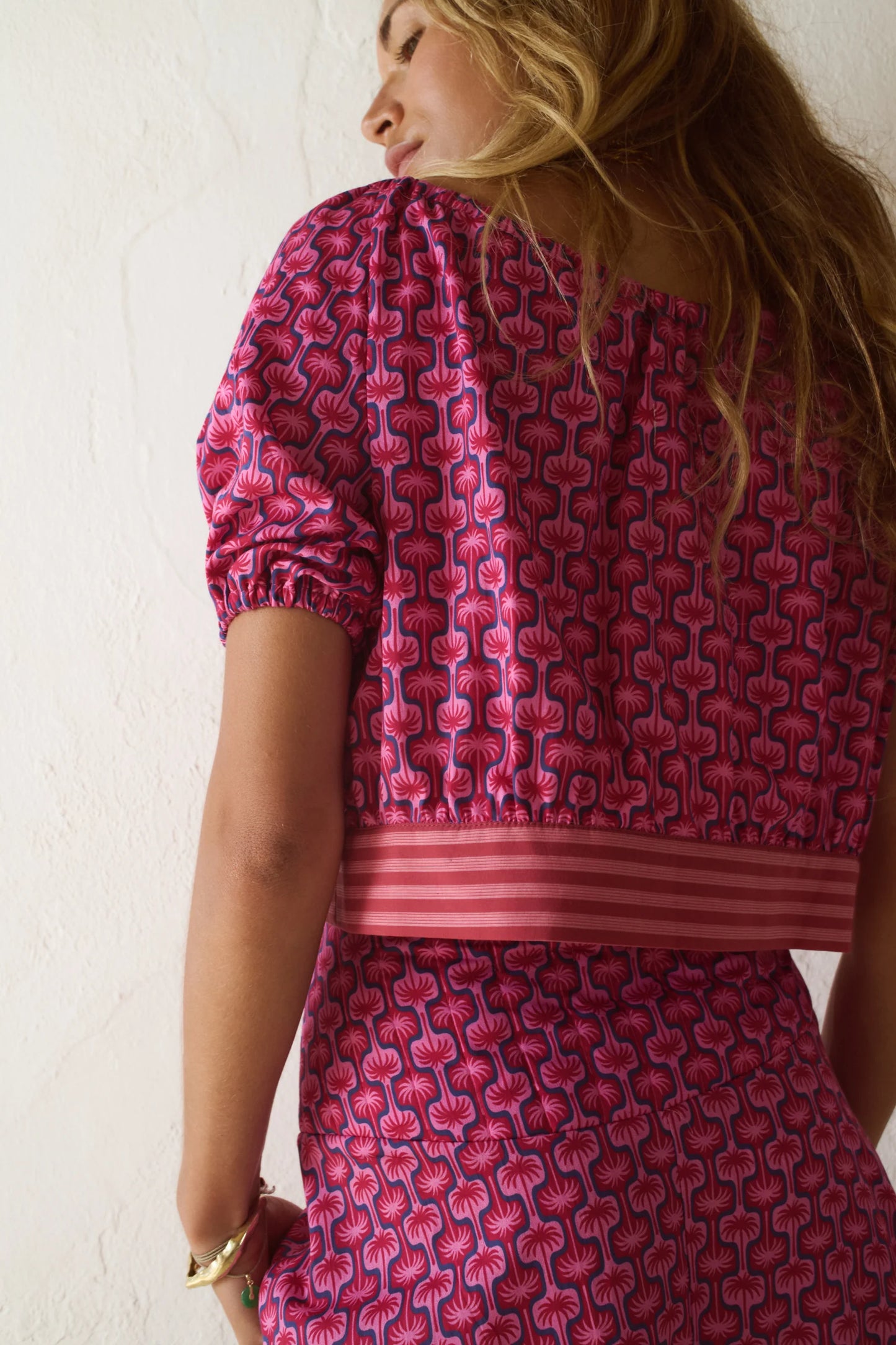 Bona Blouse de Josephine en algodón con escote fruncido y estampado de palmeras