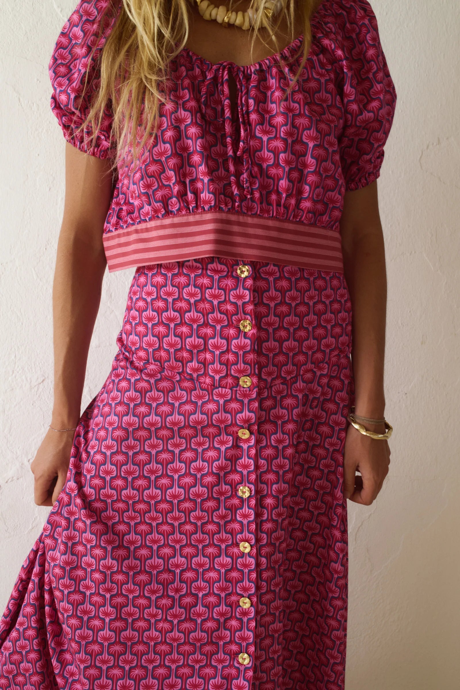 Detalle del estampado de palmeras de la Bona Blouse en tonos frambuesa, carmín y rosa