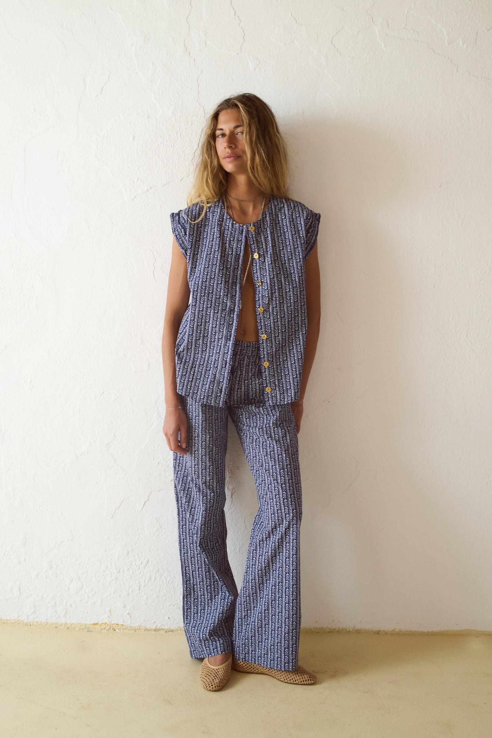 Top Sa Rápita print vegetal azul con botones dorados, Josephine · PORTICO Turó Park Barcelona