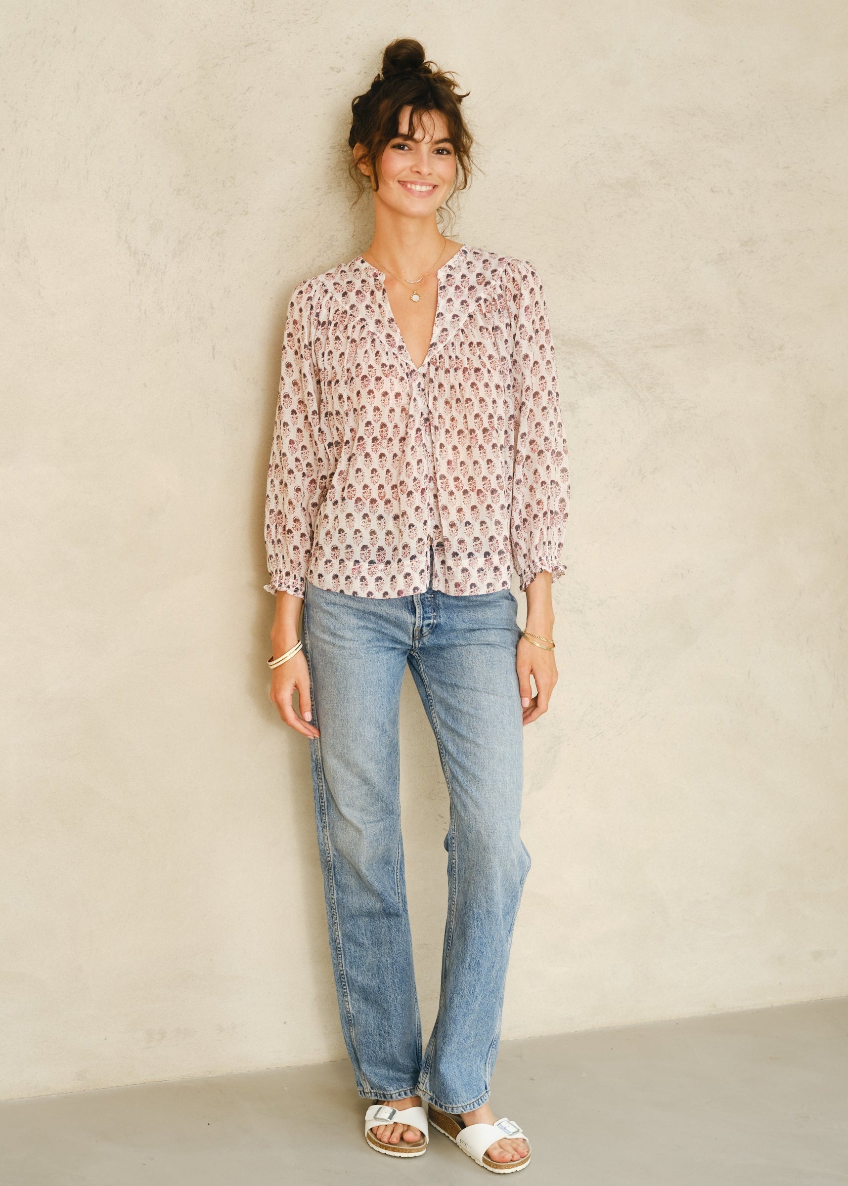 Top Kiki en azul marino con estampado floral, frontal – Mabe · PORTICO Concept, Turó Park Barcelona