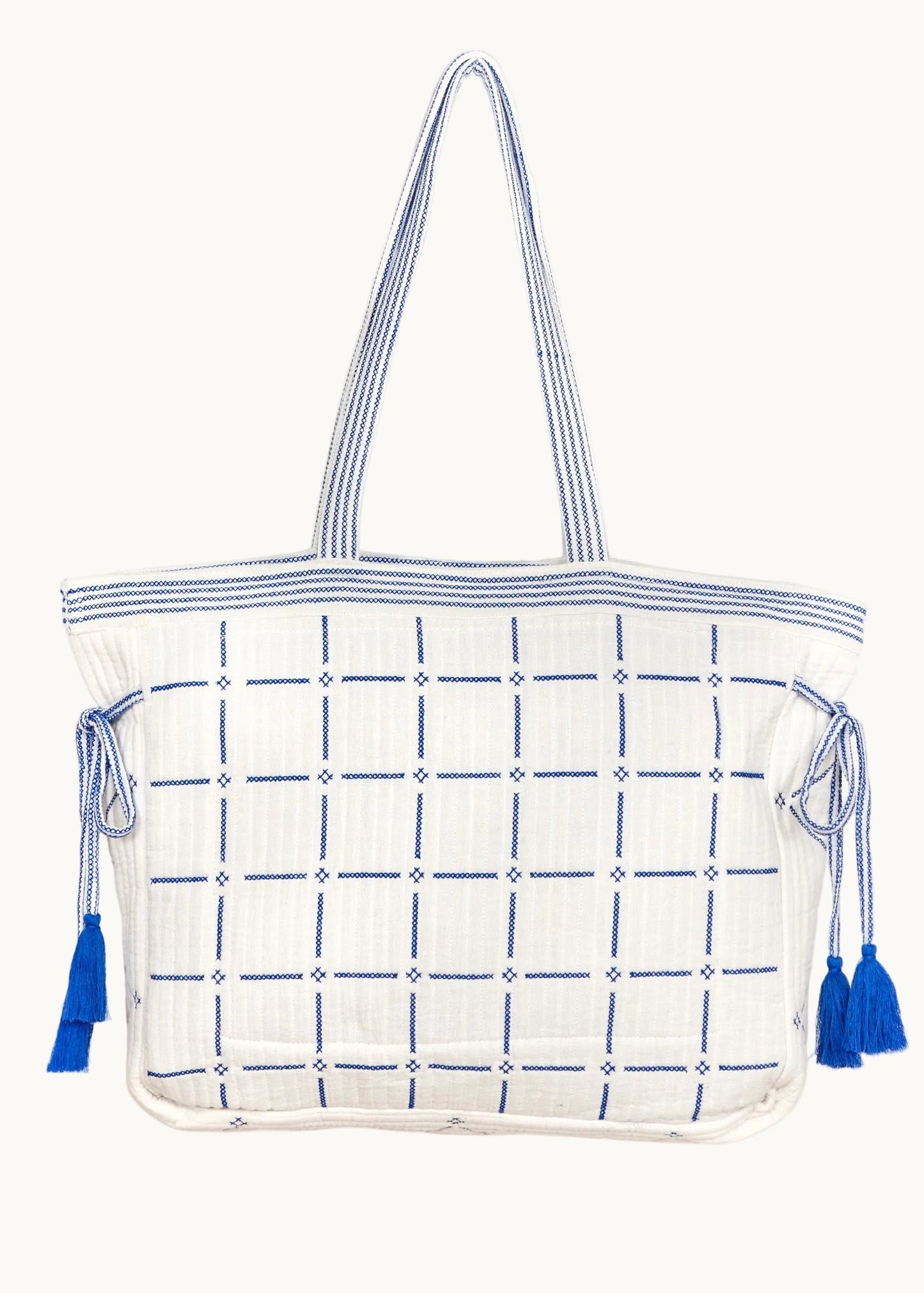 Bolso tote en marfil con bordados en azul, vista trasera – Mabe · PORTICO Concept, Turó Park Barcelona