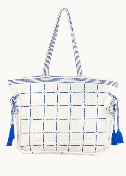 Bolso tote en marfil con bordados en azul, vista trasera – Mabe · PORTICO Concept, Turó Park Barcelona