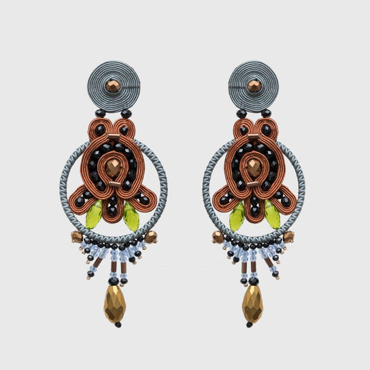 Pendientes Saint Honore Choco de Musula · soutache de rayón, cristal y hematites