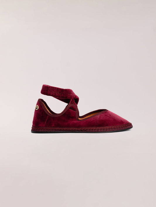 Loafers Burgundy, mocasín de terciopelo burdeos con interior de piel – Sveti Stefan · PORTICO Concept, Turó Park Barcelona