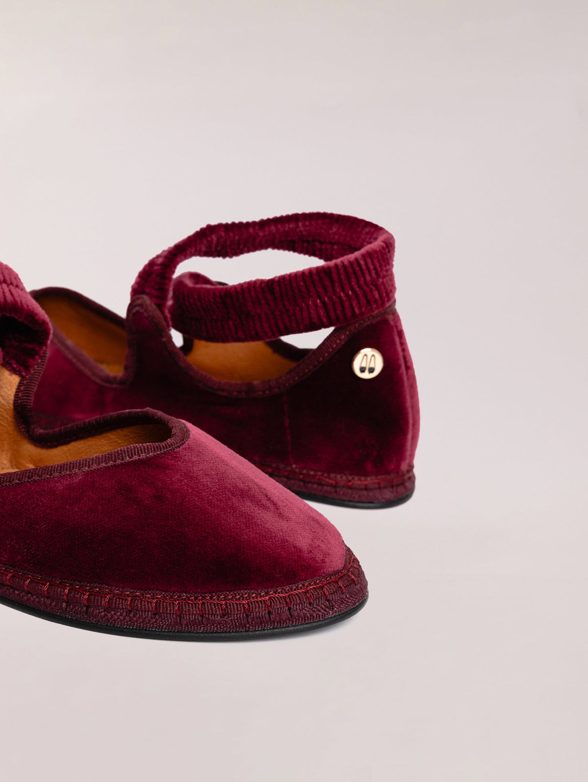 Loafers Burgundy, mocasín de terciopelo burdeos con interior de piel – Sveti Stefan · PORTICO Concept, Turó Park Barcelona (vista 3)