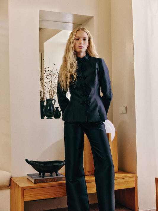 Chaqueta Shanghai Black de Laganini · satén mezcla de seda, alamares hechos a mano