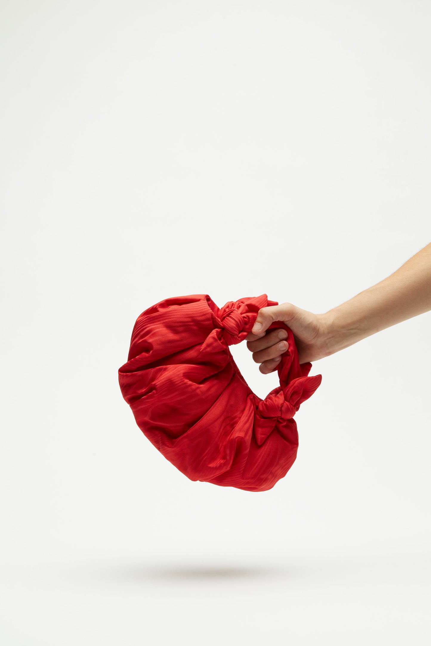 Bolso Bernatta Mini rojo jacquard de Laia Alen – Laia Alen · PORTICO Concept, Turó Park Barcelona (vista 2)