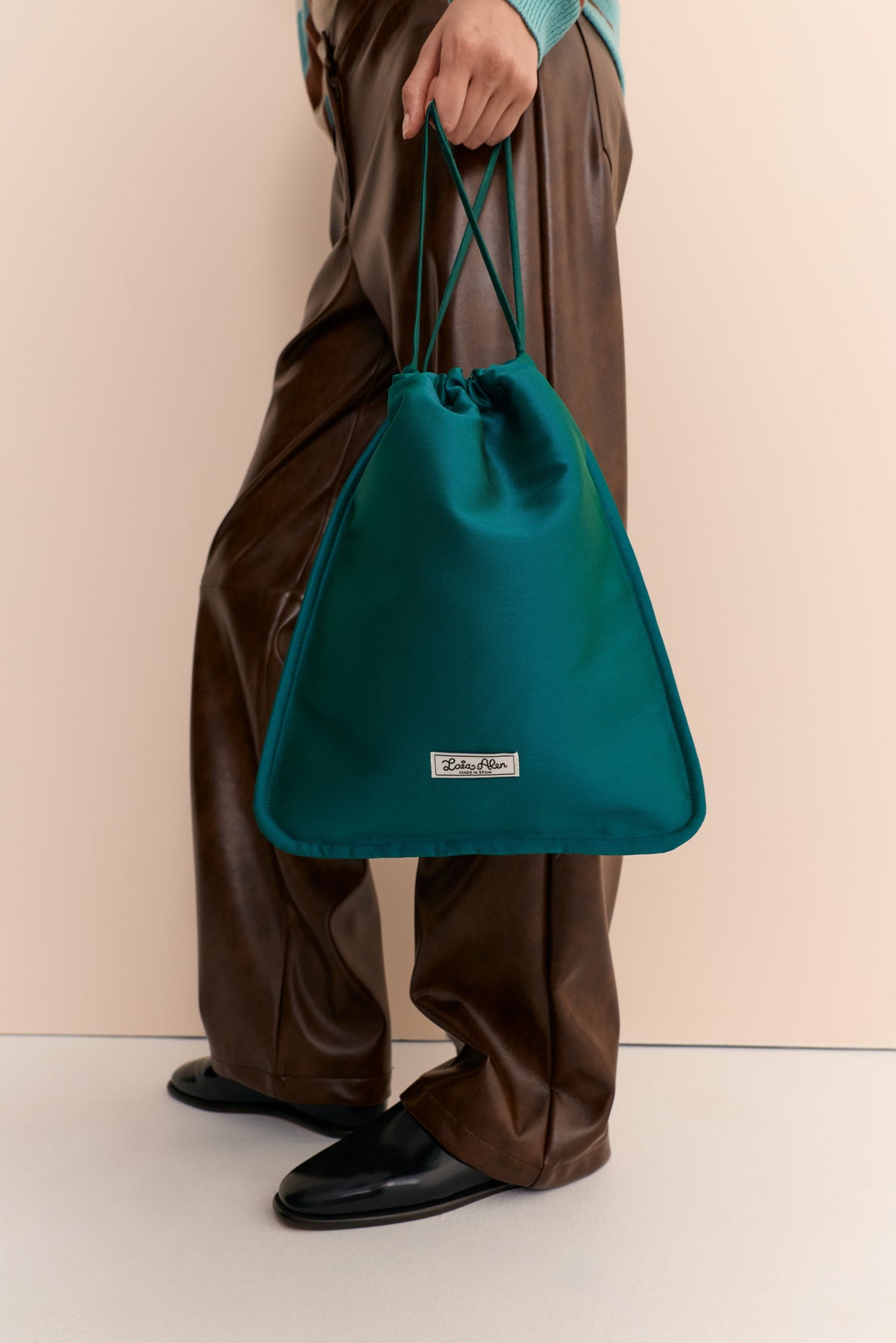 Bolsito Clara verde esmeralda de Laia Alen – Laia Alen · PORTICO Concept, Turó Park Barcelona (vista 2)