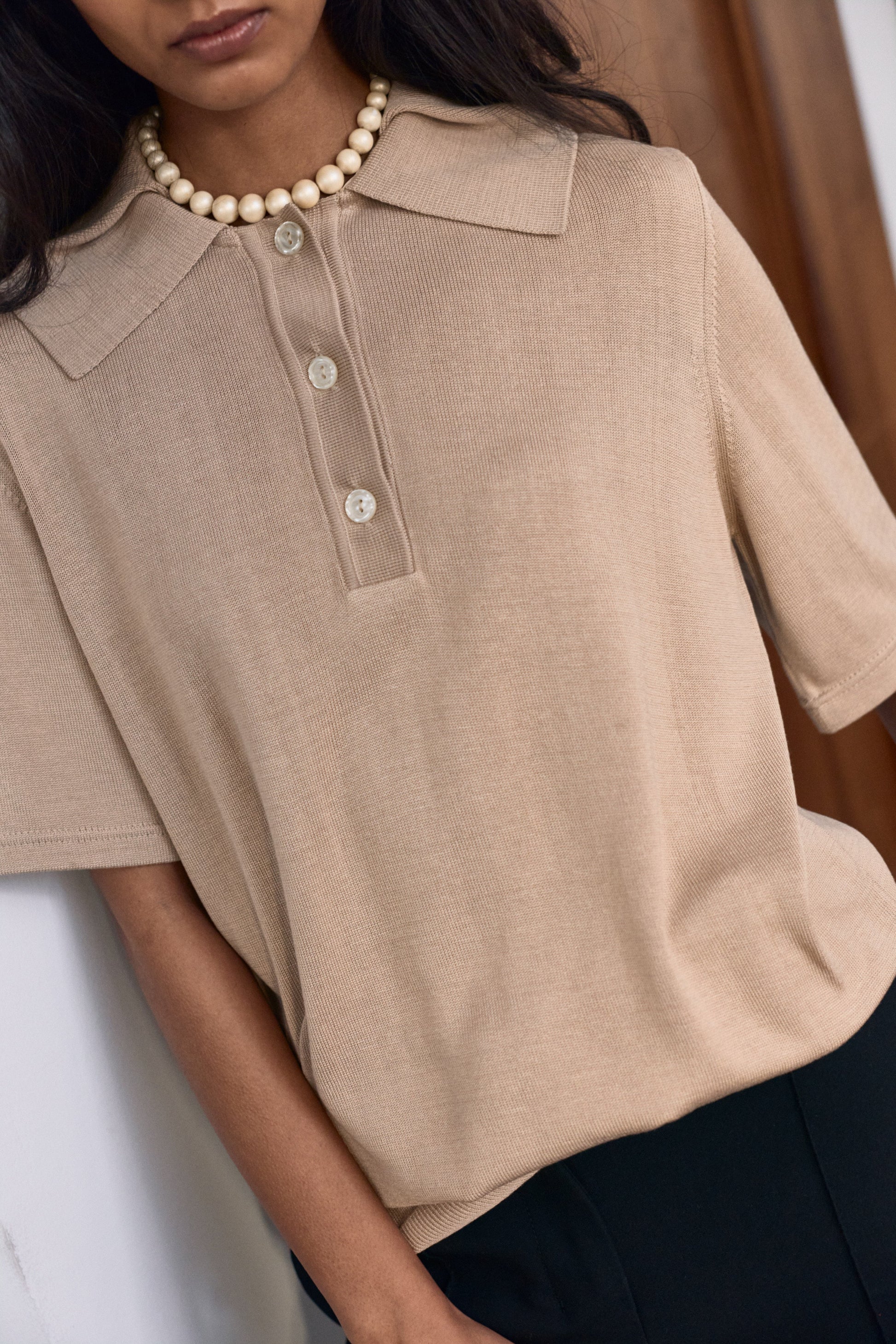 Antonia Silk Polo Beige de Laia alen · detalle 1