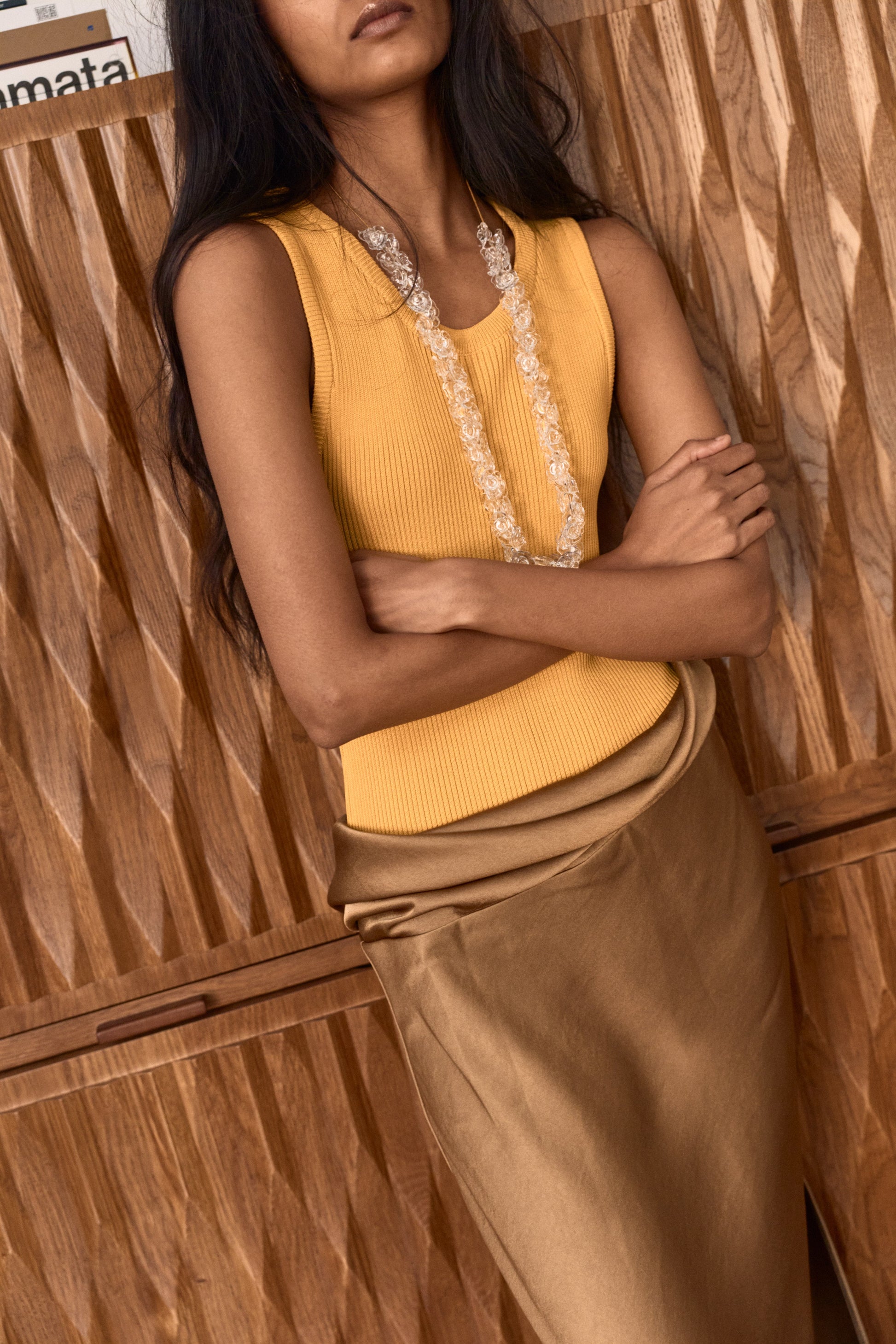 Vestido Nani de Laia Alen, top de punto mostaza y falda satinada beige – Laia Alen · PORTICO Concept, Turó Park Barcelona (vista 4)