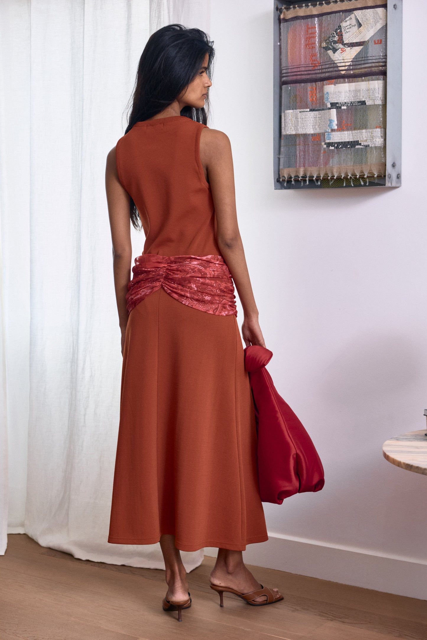 Falda midi Elia naranja con estampado paisley de Laia Alen – Laia Alen · PORTICO Concept, Turó Park Barcelona (vista 2)