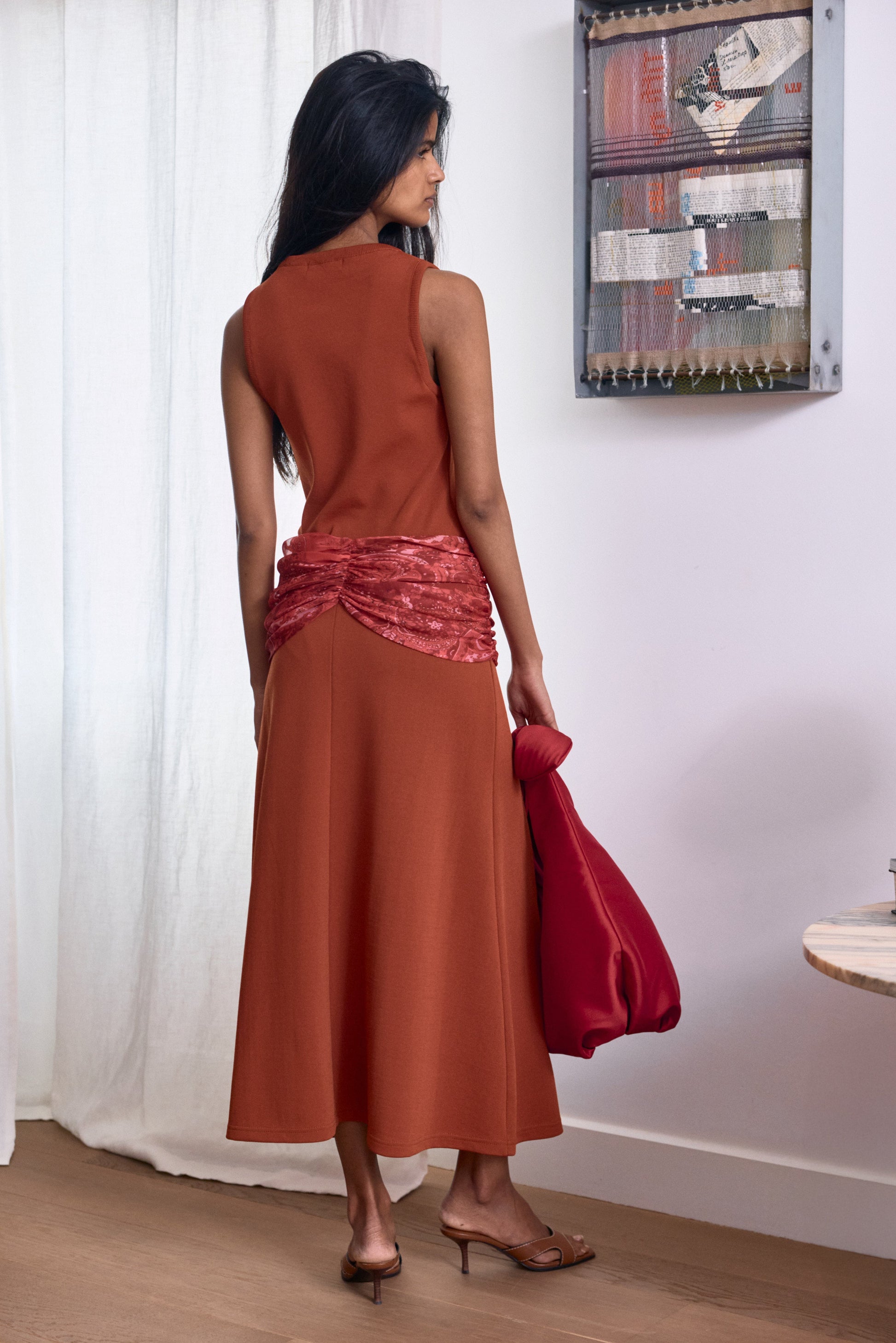 Falda midi Elia naranja con estampado paisley de Laia Alen – Laia Alen · PORTICO Concept, Turó Park Barcelona (vista 2)