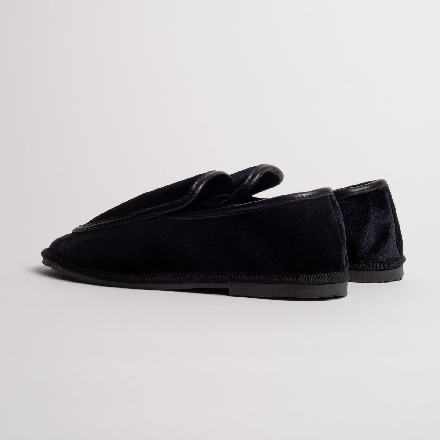 Mocasines Melanie Huynh Terciopelo Negro de Ilio Smeraldo · detalle 2