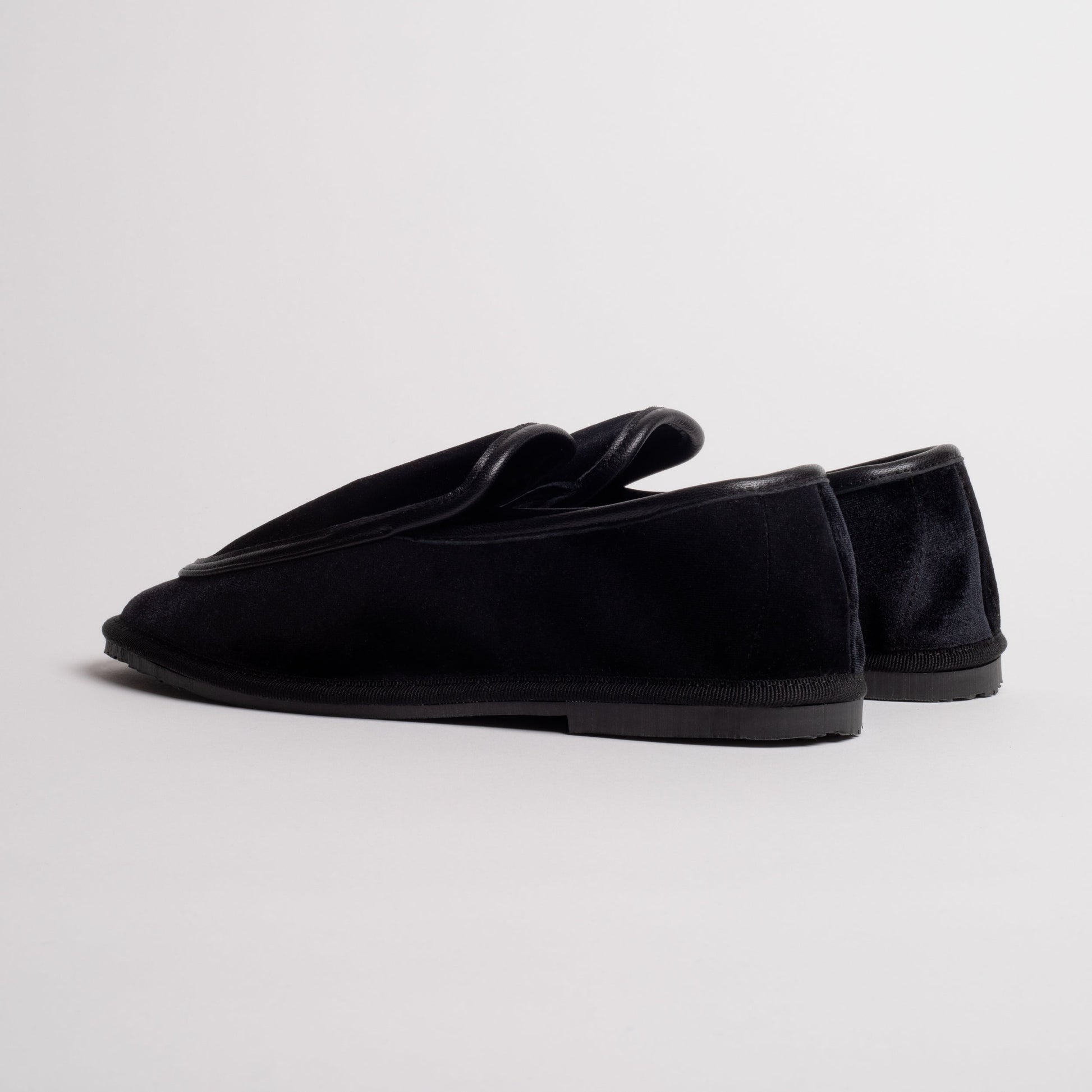 Mocasines Melanie Huynh Terciopelo Negro de Ilio Smeraldo · detalle 2