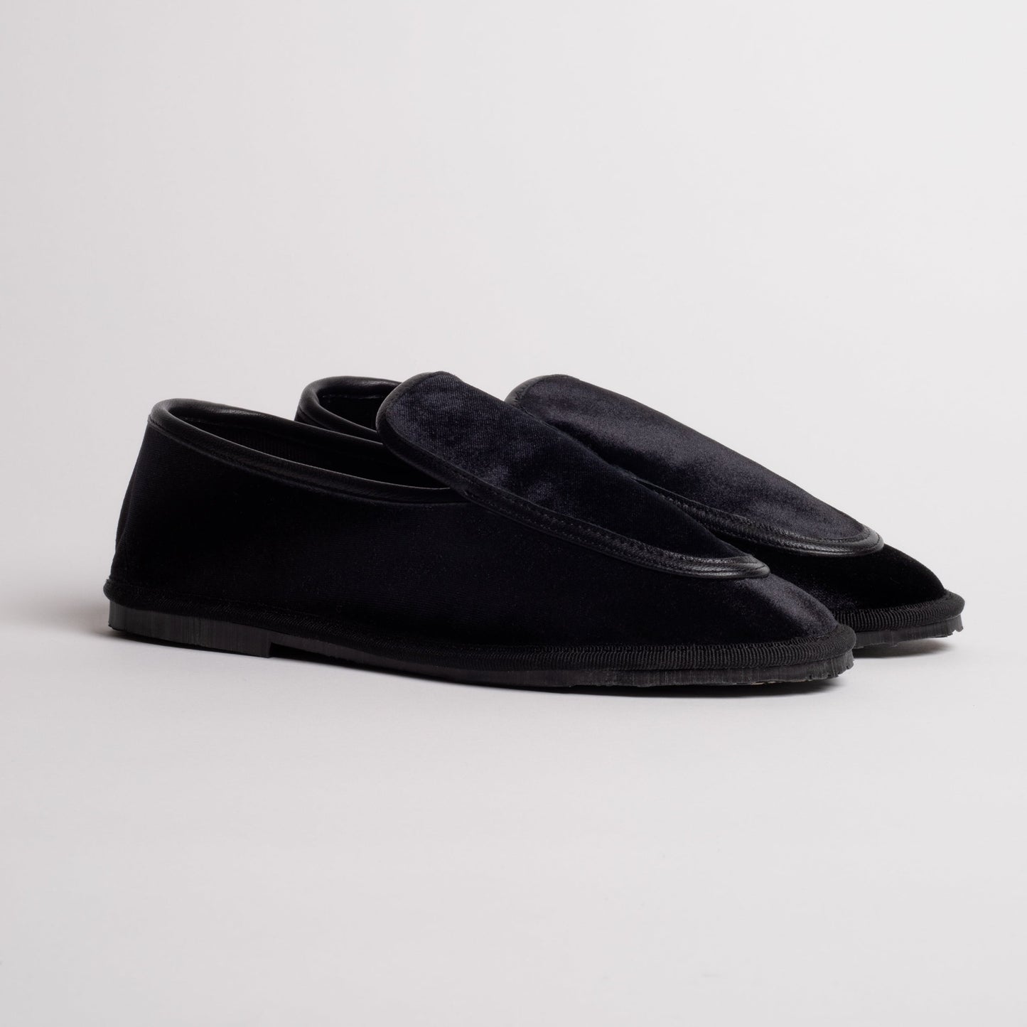 Mocasines Melanie Huynh Terciopelo Negro de Ilio Smeraldo · terciopelo negro, forro de algodón y suela de goma