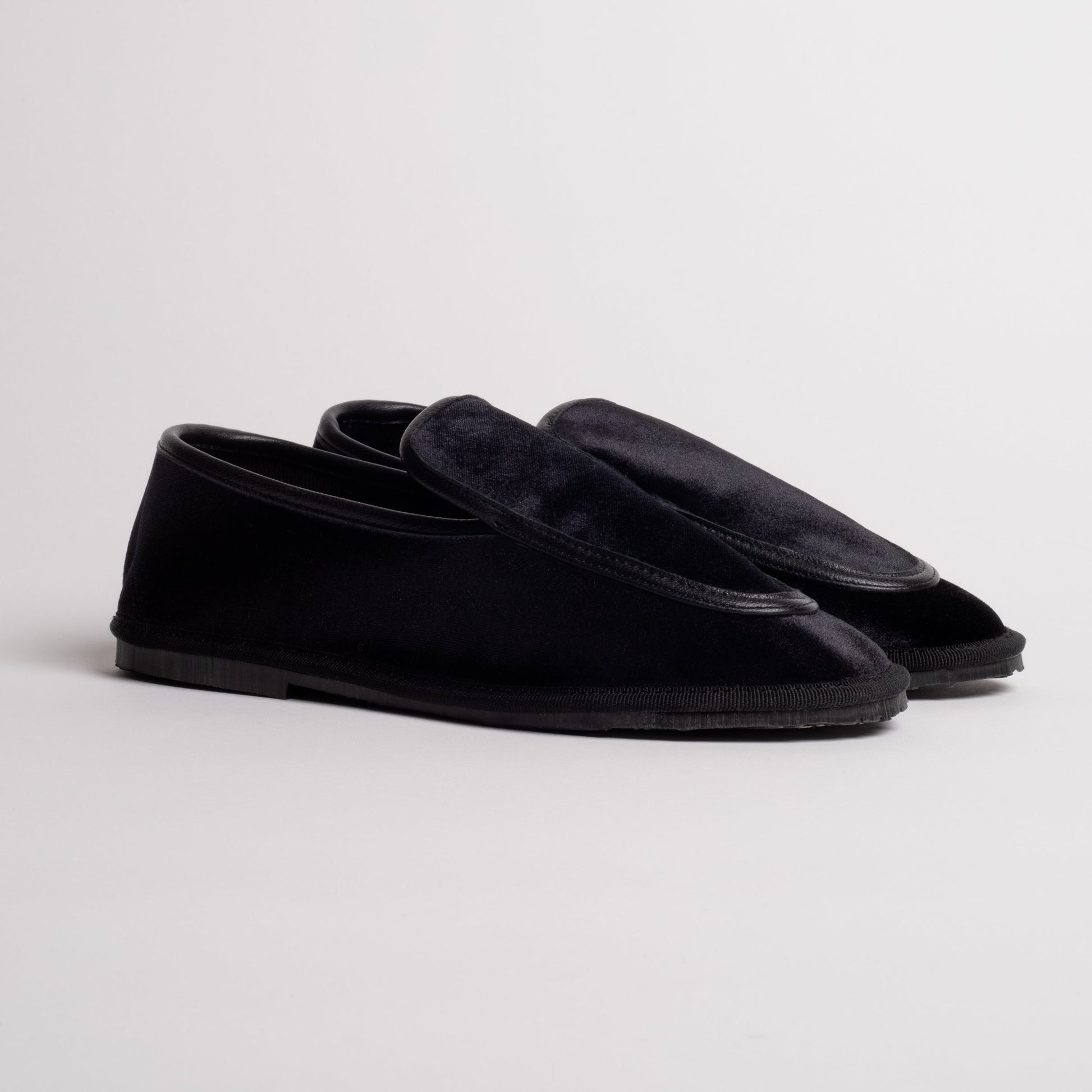 Mocasines Melanie Huynh Terciopelo Negro de Ilio Smeraldo · terciopelo negro, forro de algodón y suela de goma