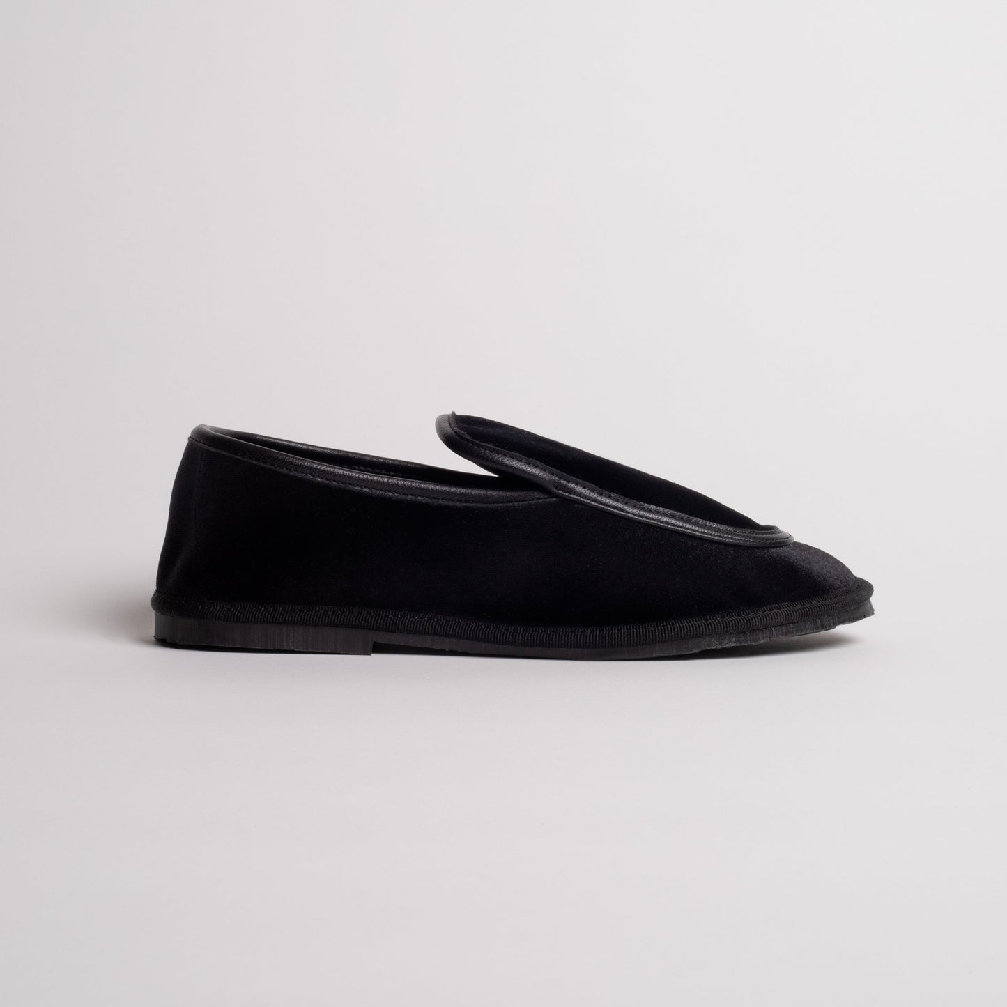 Mocasines Melanie Huynh Terciopelo Negro de Ilio Smeraldo · detalle 1