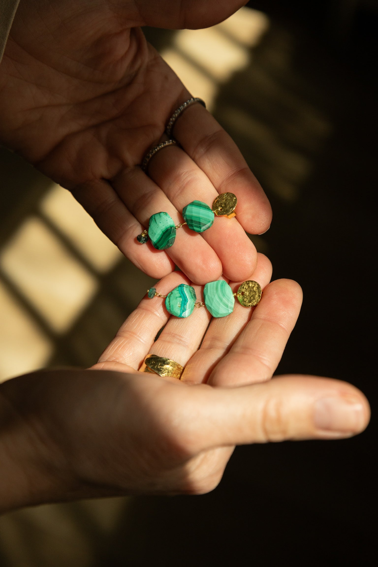 Pendientes Moneda con Malaquitas de Olga Prieto · detalle 2