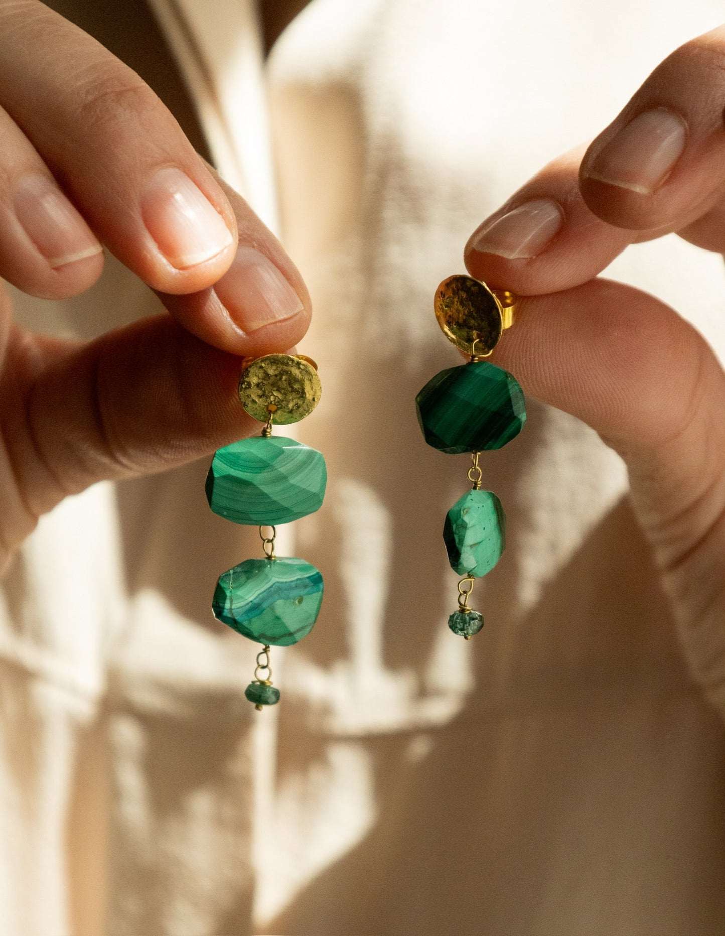 Pendientes Moneda con Malaquitas de Olga Prieto · detalle 3