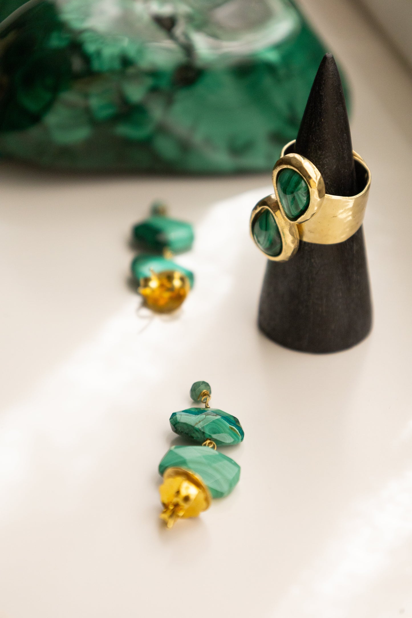 Pendientes Moneda con Malaquitas de Olga Prieto · detalle 1