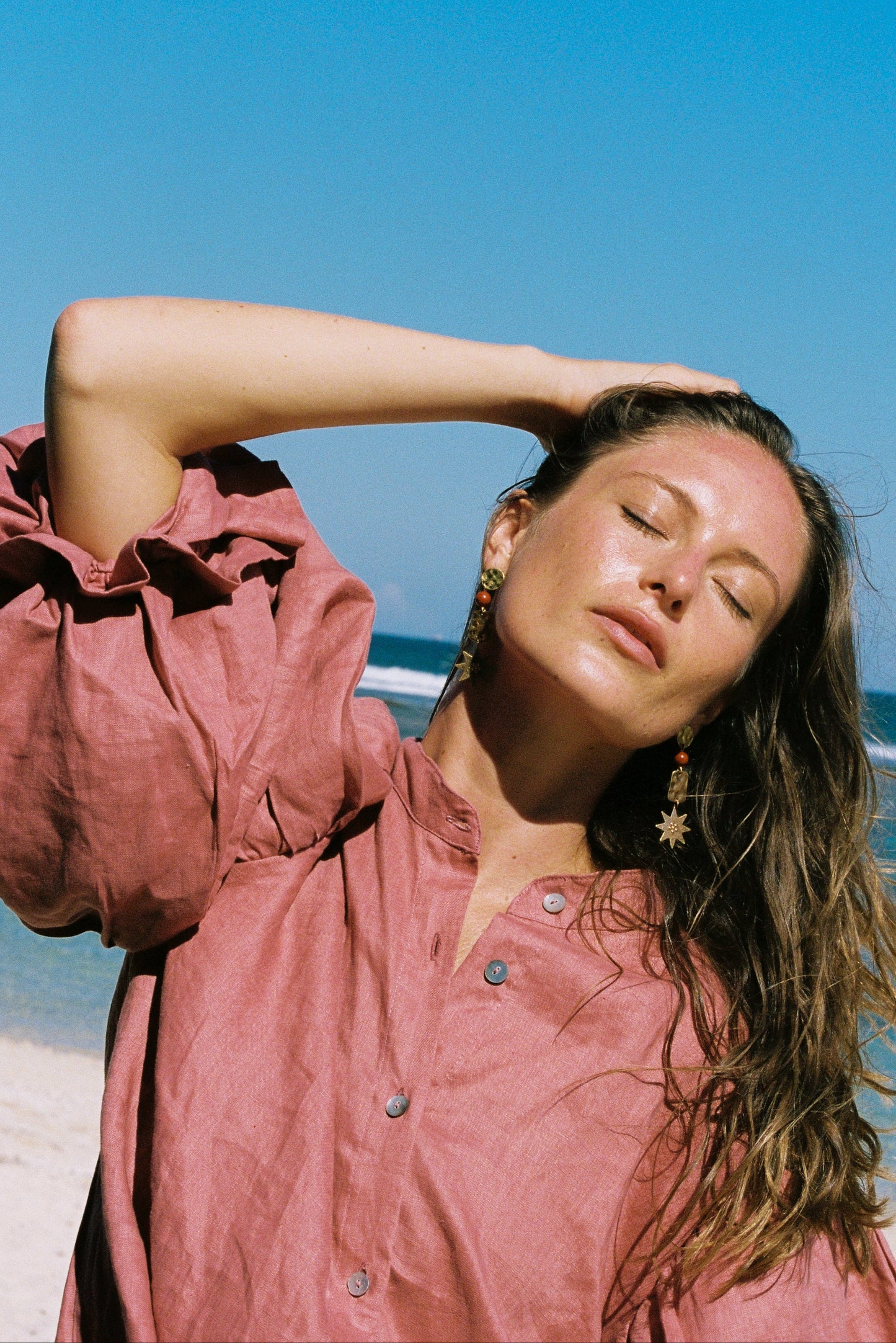 Blusa Iconic Lino Coral Monbali Collection — cuerpo completo, silueta suelta