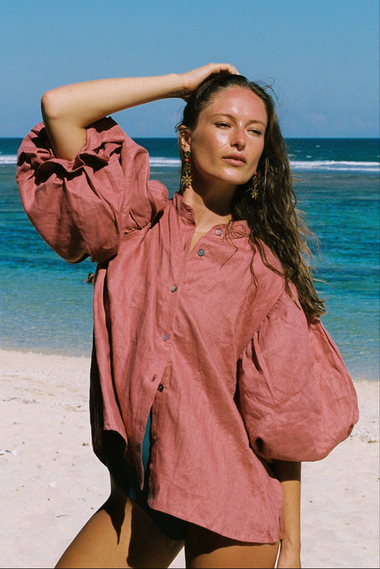 Blusa Iconic Lino Coral Monbali Collection — blusa de lino artesanal en Turó Park Barcelona