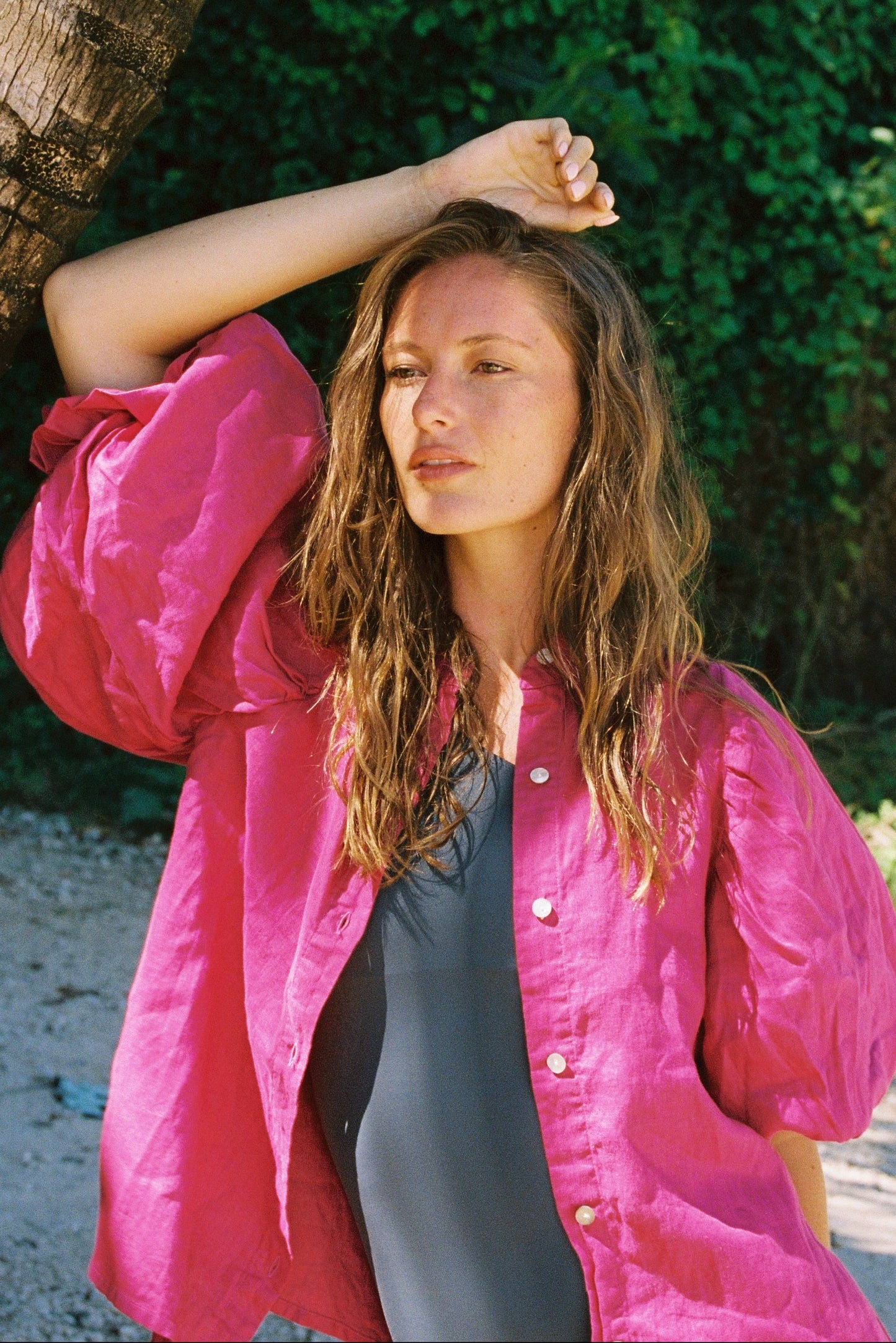 Blusa Iconic Lino Fucsia Monbali Collection — bordado floral artesanal en fucsia